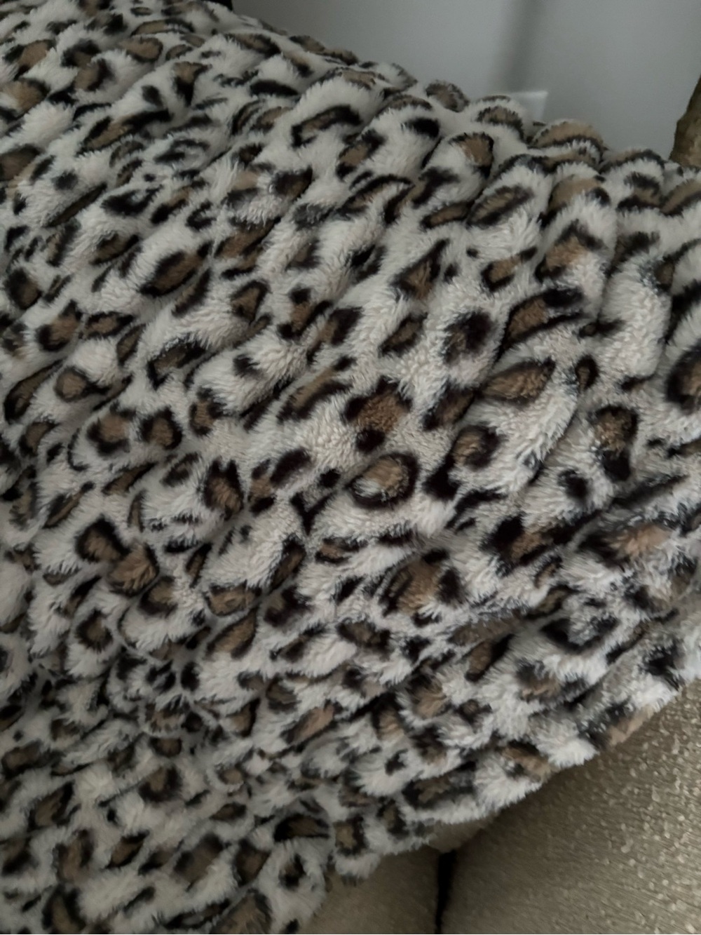 Lola blanket medium snow leopard discounted. Never used just for decoration.